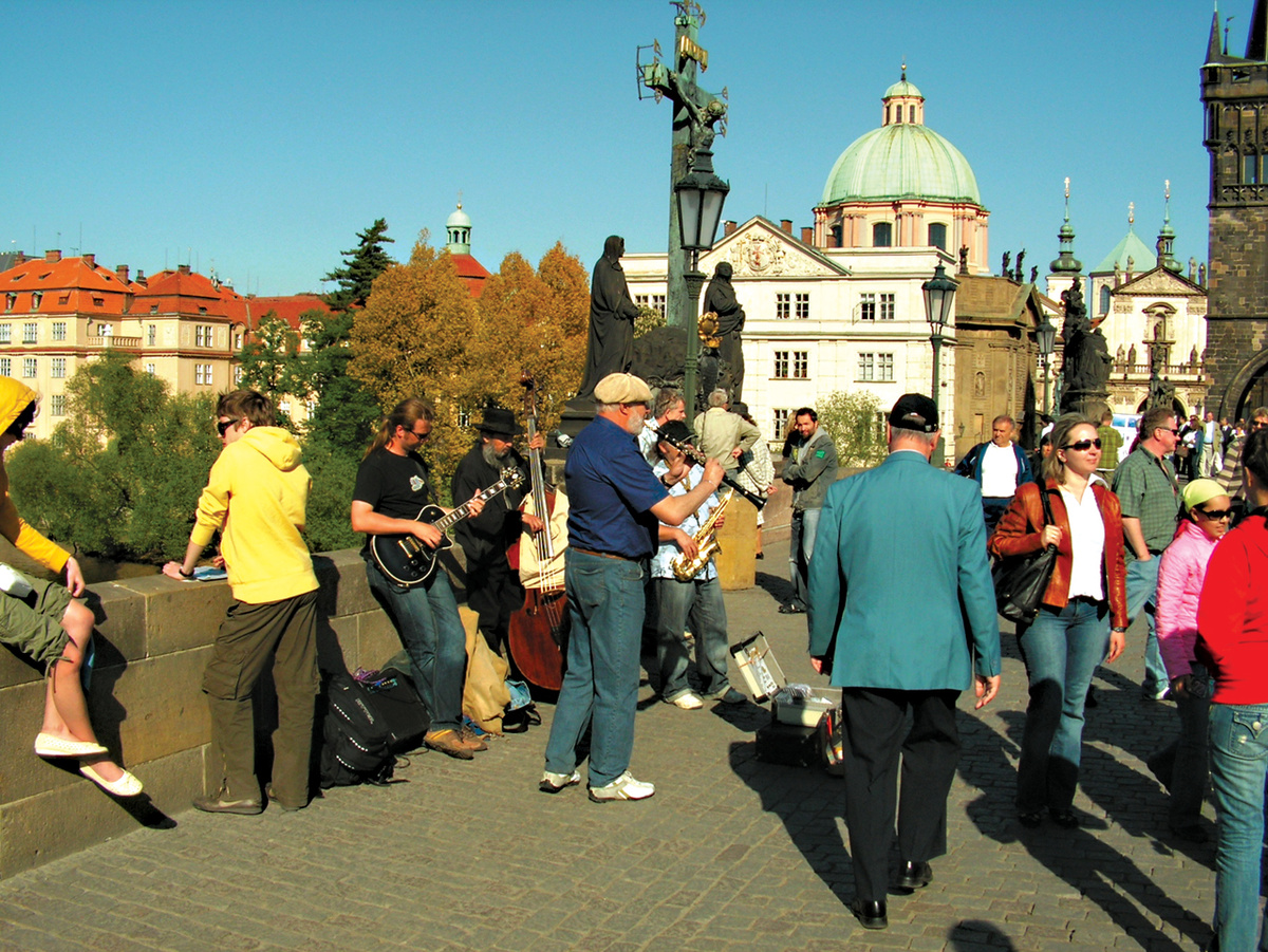 Карлов мост — любимое место туристов