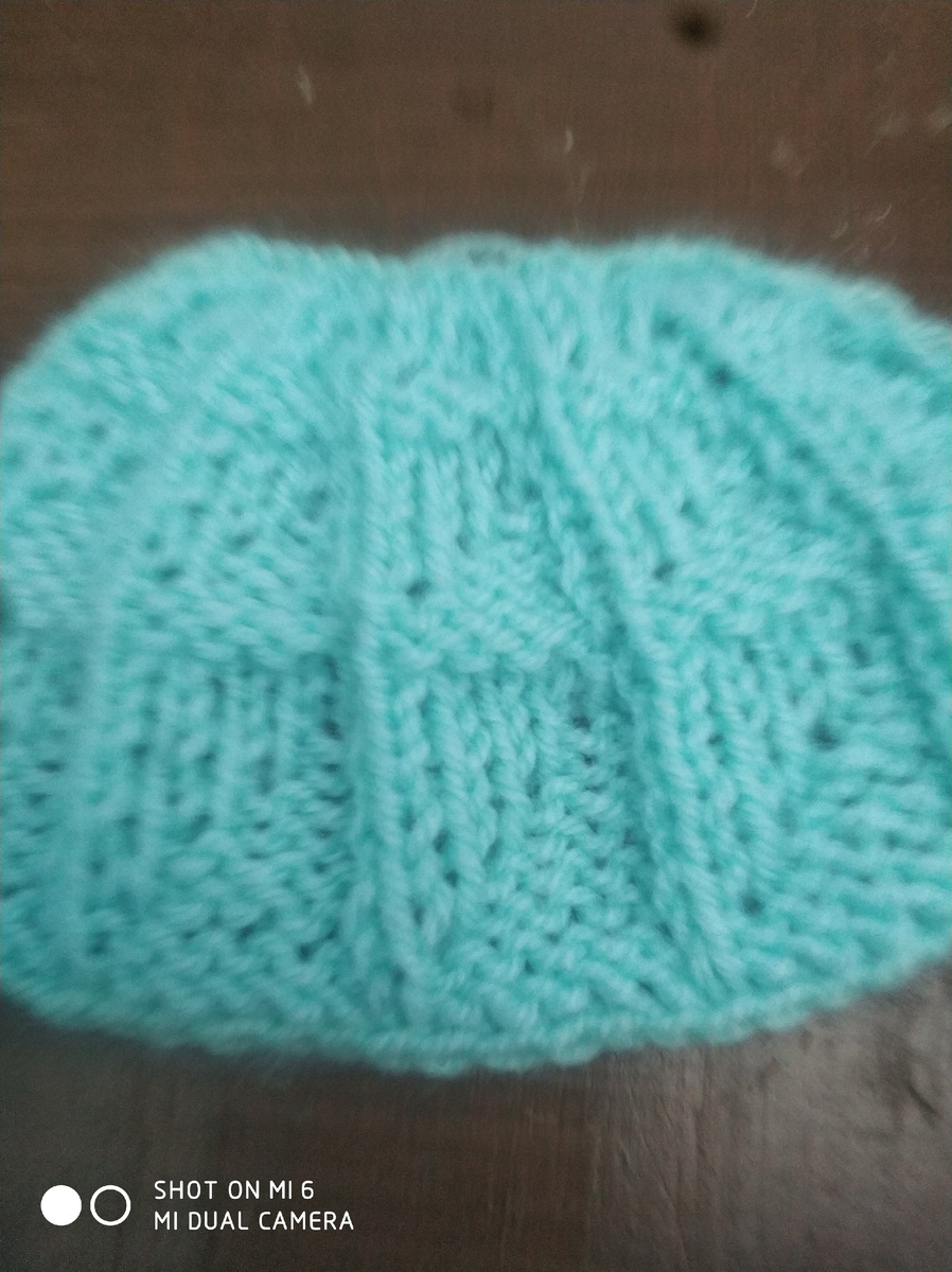 Таким способом можно связать юбку и ребенку и взрослому,если появится желание. Для образца набираю на  спицы11  петель ,вяжу 1 ряд 1 кромочная ,3 лицевые из промежутка вывязываю 1.изнаочную ,повторяю до конца ряда.2 ряд и все четные ряды вяжу по рисунку лицевые ,лицевыми изнаночные изнаночным. 3 ряд вяжу 2лицевые 2 изнаночные повторяю до конца ряда.4 ряд лицевые ,лицевыми изнаночные изнаночным.5 ряд 1 лицевая 3 изнаночные повторять до конца ряда.6 ряд по рисунку.Я связала один фрагмент,7 ряд вяжу4  лицевые и из промежутка вывязываю 1 изнаночную и так до конца ряда.8 ряд по рисунку.9 ряд вяжу 3 лицевые 2 изнаночные и так до конца ряда.10 ряд по рисунку лицевые лицевыми,изнаночные изнаночными.11 ряд 2 лицевые ,3 изнаночные и так до конца ряда. 12ряд по рисунку.13 ряд 1 лицевая 4 изнаночные и так до конца ряда.14 ряд по рисунку. Так за счёт того что я в каждом фрагменте вывязывала  из промежутка изнаночную петлю происходит расширение юбки,а чередование лицевых и изнаночных петель создаёт эффект плиссе.Кромочные петли в рисунке не считаю. Если свяжете образец принцип будет понятен.