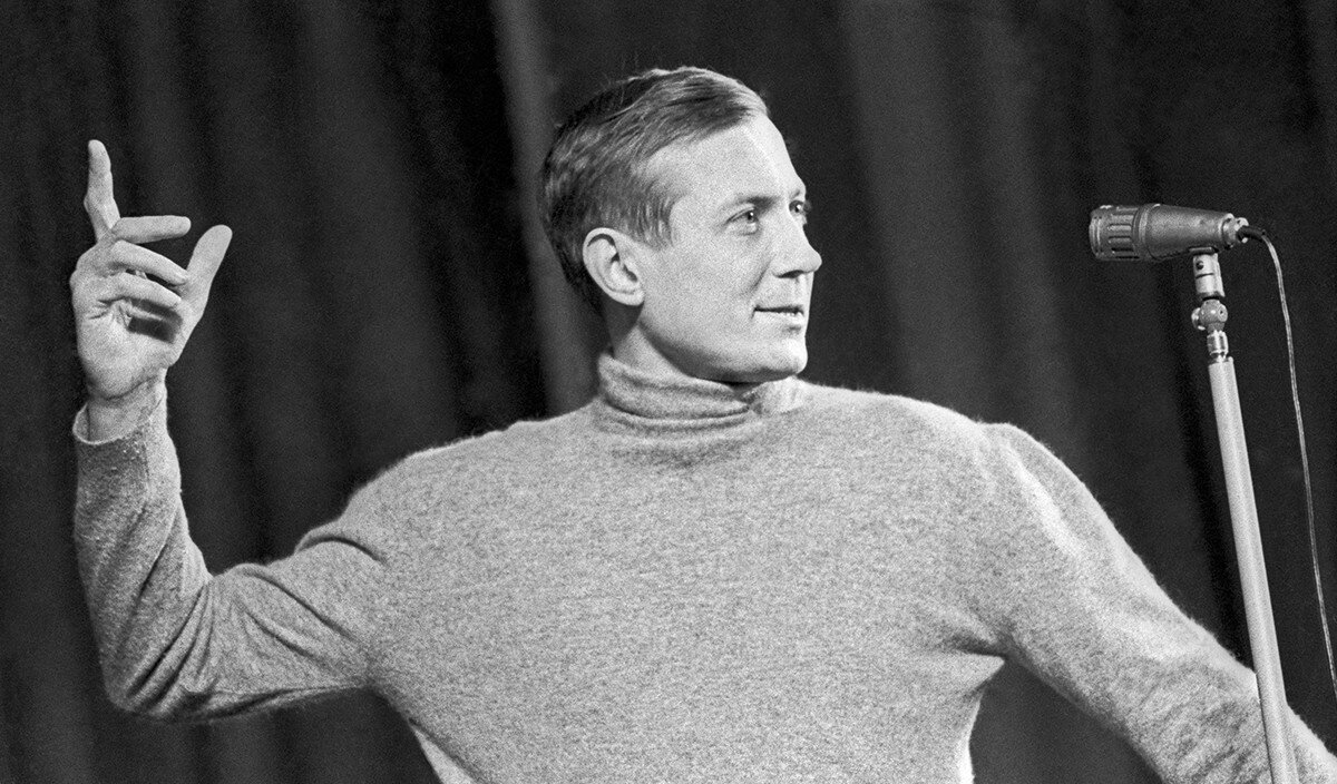 Евгений Евтушенко был родом из Сибири, из интеллигентной семьи (но до Беллы его семья не дотягивала), печататься начал в 16 лет и как раскаленный нож в масло, вошёл в литературный мир столицы. 