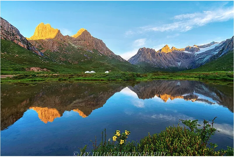 Озеро Яонв, геопарк Няньбаоюйцзе, Цинхай, Китай Геопарк Няньбаоюйцзе расположен в горах Баян-Хар, одной из многих гор на знаменитом Тибетском нагорье. Он разделяет водосборную площадь двух самых известных рек Китая, Хуанхэ и Янцзы. Этот район считается одним из раев для любителей походов в пиковый сезон в июле и августе каждого года, когда повсюду вдоль озера, ущелья и гор цветут дикие цветы.