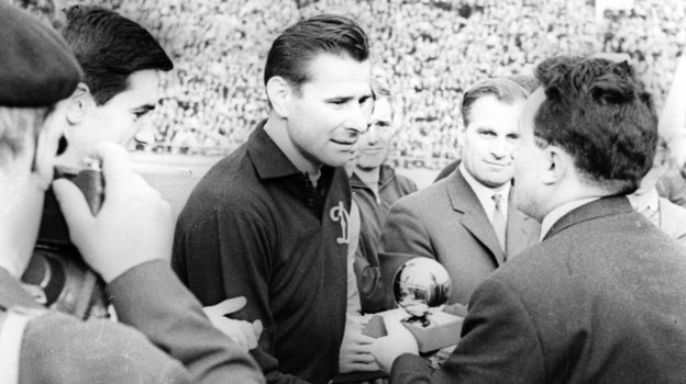    Вратарь сборной СССР Лев Яшин на вручении премии «Золотой мяч» в 1964 году.Олег Неелов