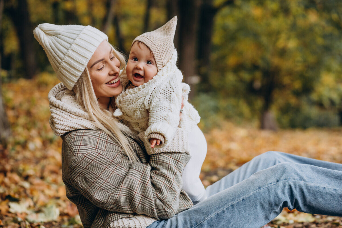    Mother with little daughter in autumn park Инна Архипова