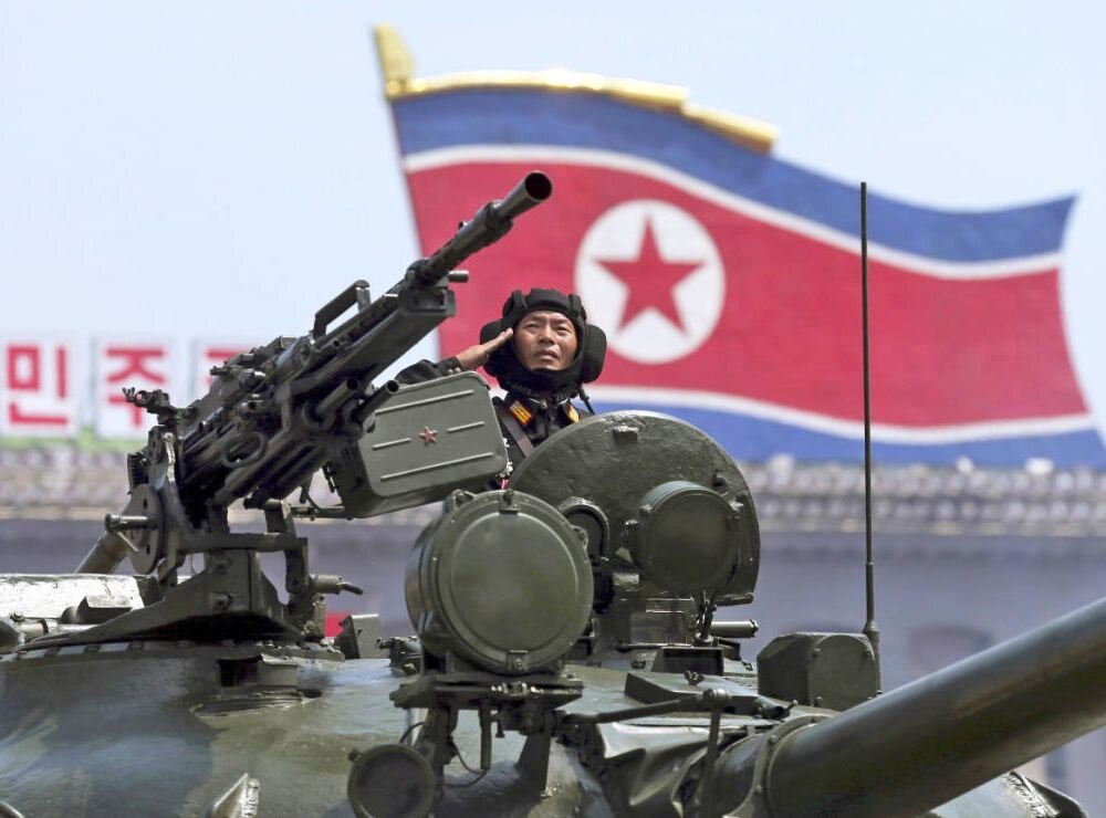 Военнослужащий армии КНДР на параде. Источник: yahoo.com.