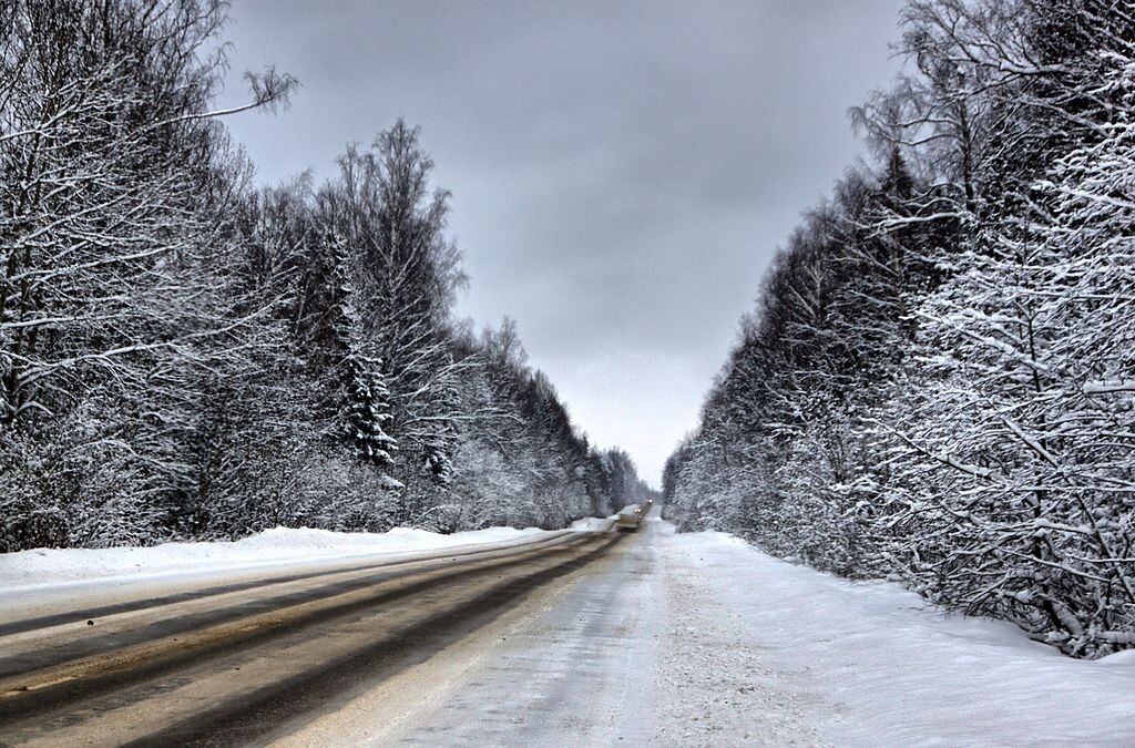 А по таким дорогам лучше на шипах