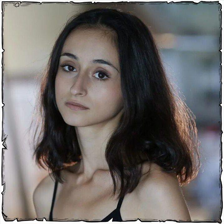 Это милая Шарлотта. Является дочкой друга Жерара