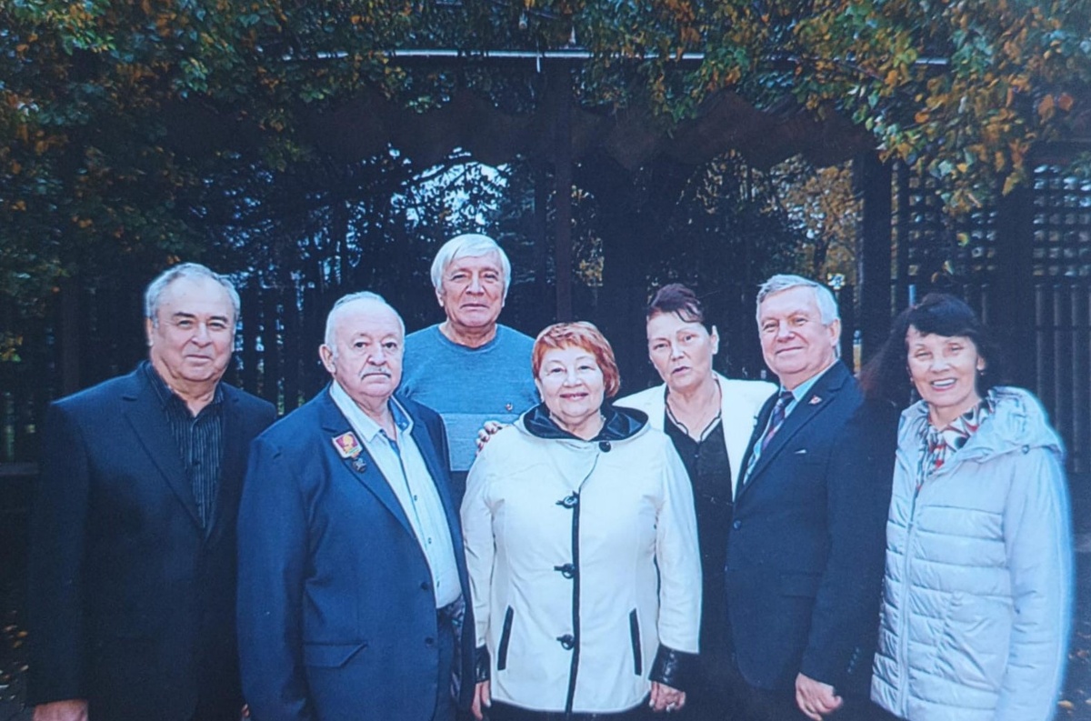 На встрече ветеранов Аксайского комсомола конца 1970-х – начала 1990-х годов слева направо: Н.И. Васильев – заведующий организационным отделом Аксайского РК КПСС, куратор районной комсомольской организации, Н.А. Медведев – инструктор РК КПСС, ныне заместитель начальника Дома офицеров Ростовского-на-Дону гарнизона. Заслуженный работник культуры России, Г.В. Воскобойников – член бюро Аксайского РК ВЛКСМ, секретарь комсомольской организации завода «Пластмасс», Т.И. Троицкая и В.Г. Маслова – секретари Аксайского РК ВЛКСМ, В.Я. Самохлебов – I секретарь Аксайского РК ВЛКСМ, Л.М. Воскобойникова – член Аксайского РК ВЛКСМ. / ФОТО из личного архива автора