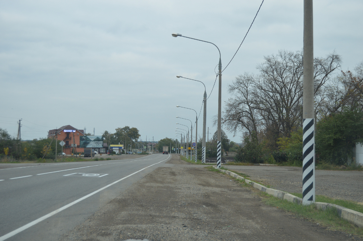 Фото автора. Октябрь 2024. Трасса через хутор. В настоящее время потеряла своё значение. Машины на полуостров Крым пошли по новой объездной дороге.