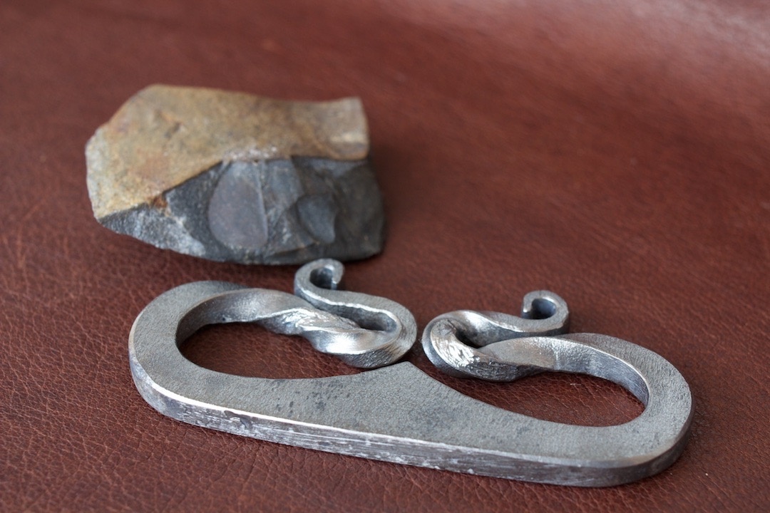 "У кочевника дом внутри, родина с ним повсюду. В мыслях он каждому скажет: «До встречи»,
В ответ ему в спину процедят: «Иуда»."(с) Фото: flint-and-steel.com