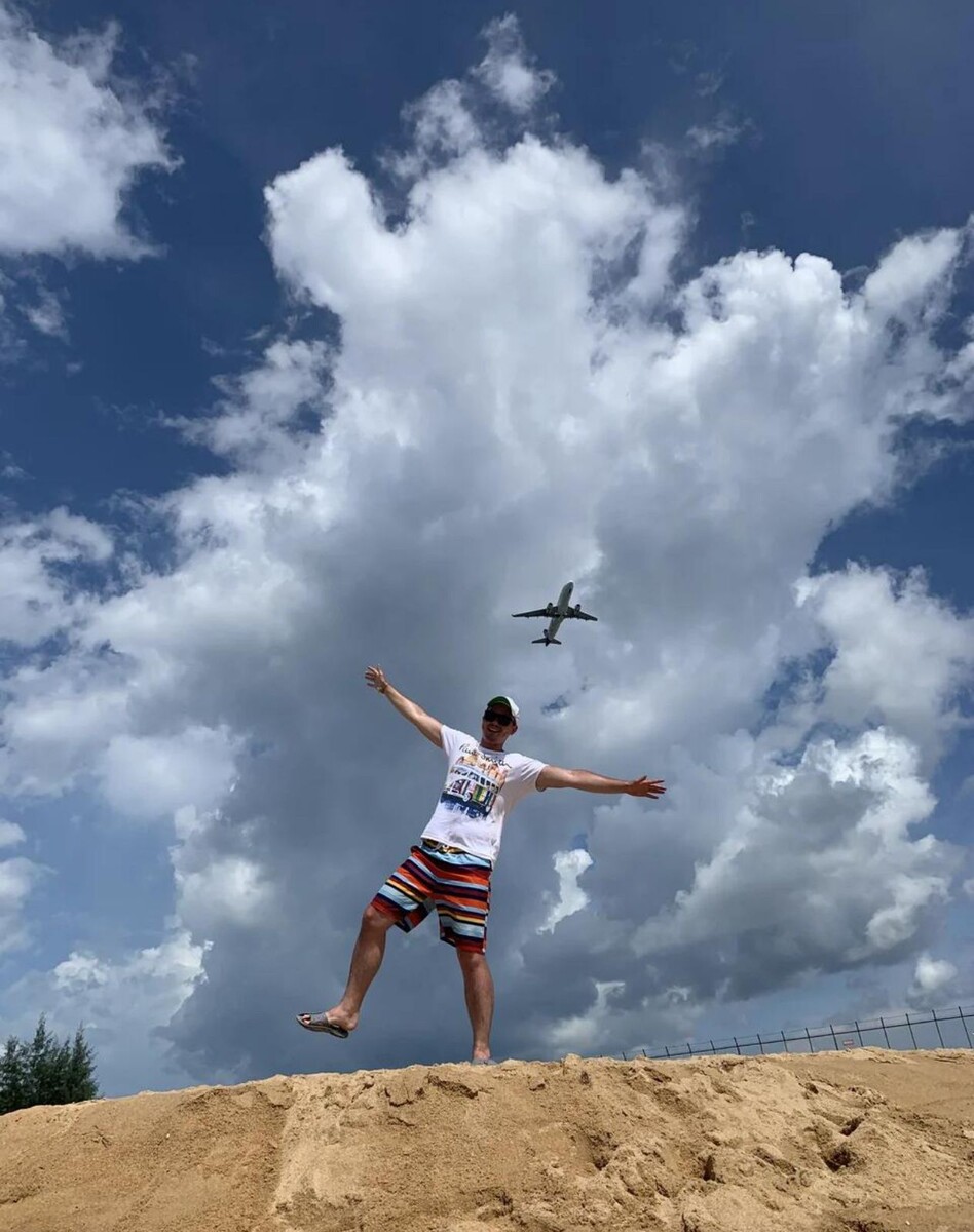 В низкий сезон самолетов летает меньше и порой приходится ждать заветного самолета для запоминающегося фото.. на жаре)