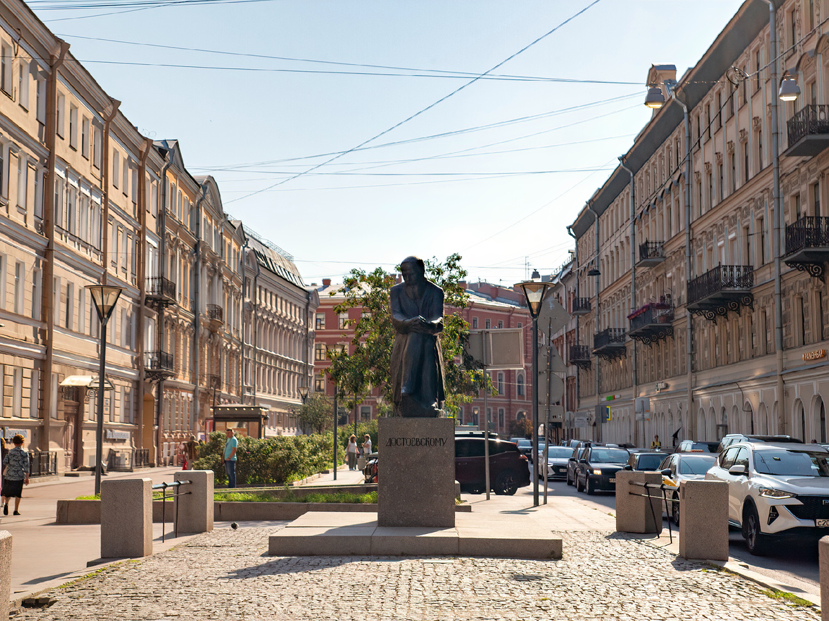 памятник Достоевскому