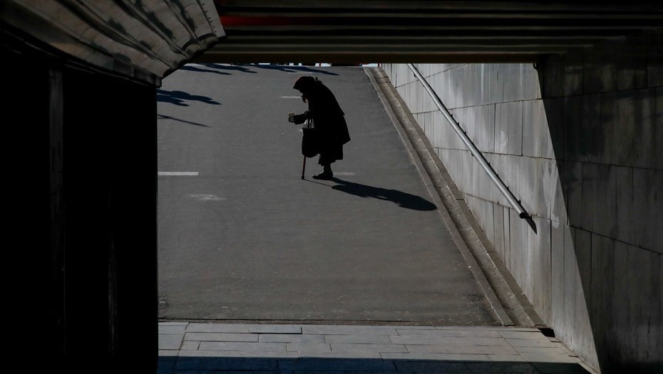    Пожилая женщина просит милостыню в переходе на Невском проспекте Автор фото: Сергей Коньков / "Деловой Петербург"