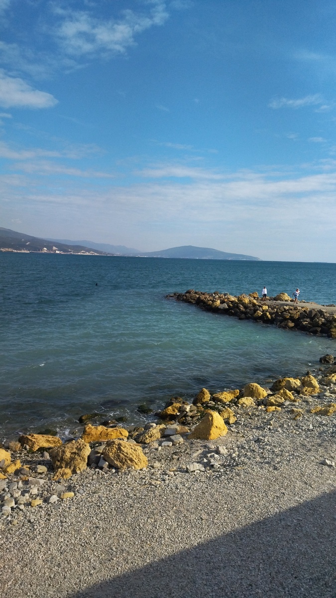 Море и пляж в Новороссийске, цвет у моря изумрудный, виды на горизонте- неземные. 
