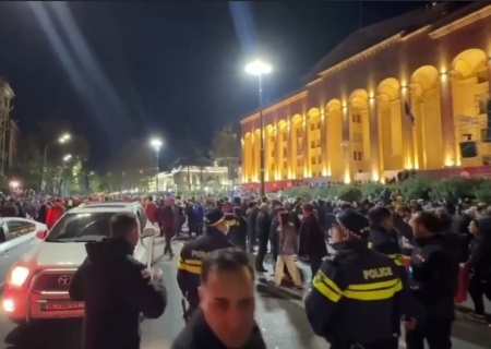    Оппозиция во главе с Зурабишвили требует на митинге в Тбилиси повторных парламентских выборов