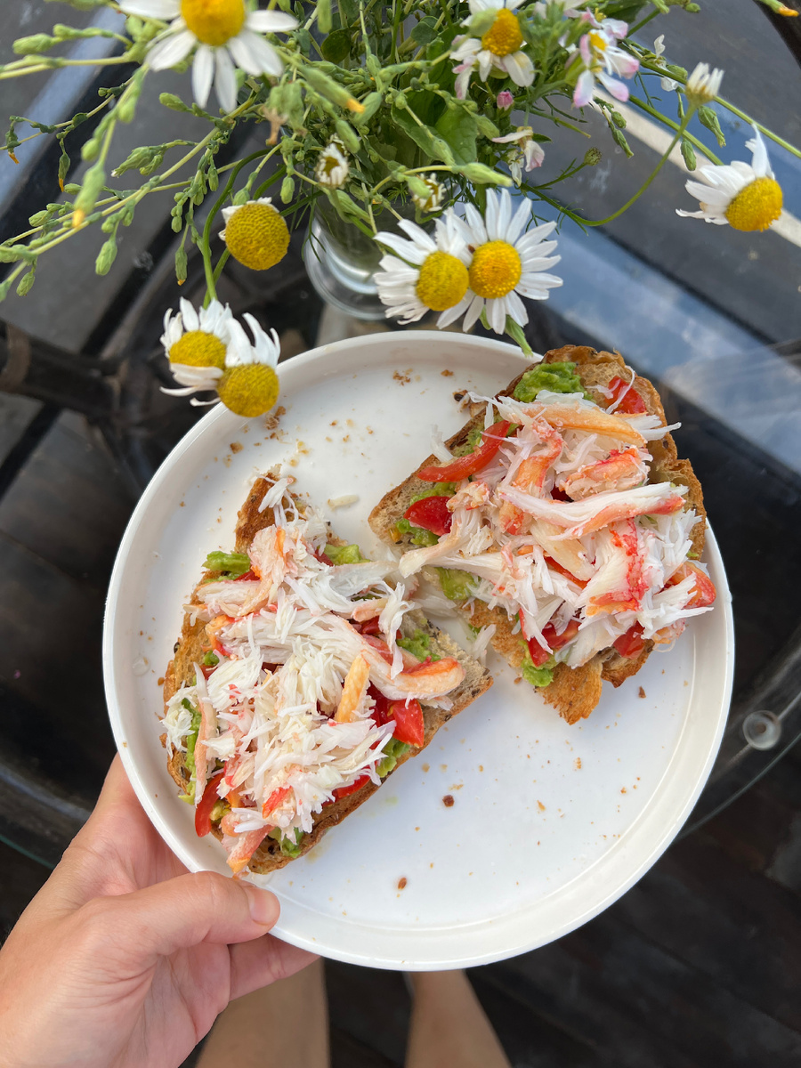 Вкусная брускетта с крабом на завтрак