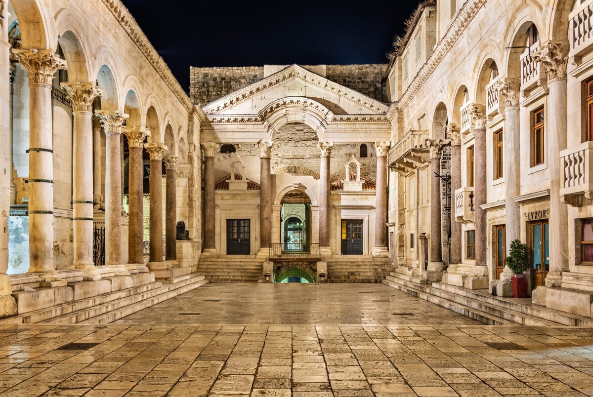 Сплит с его великолепным дворцом Диоклетиана