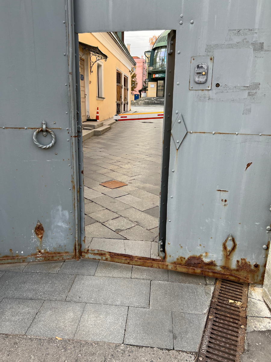 Там вдали вход в отделение банка АТБ