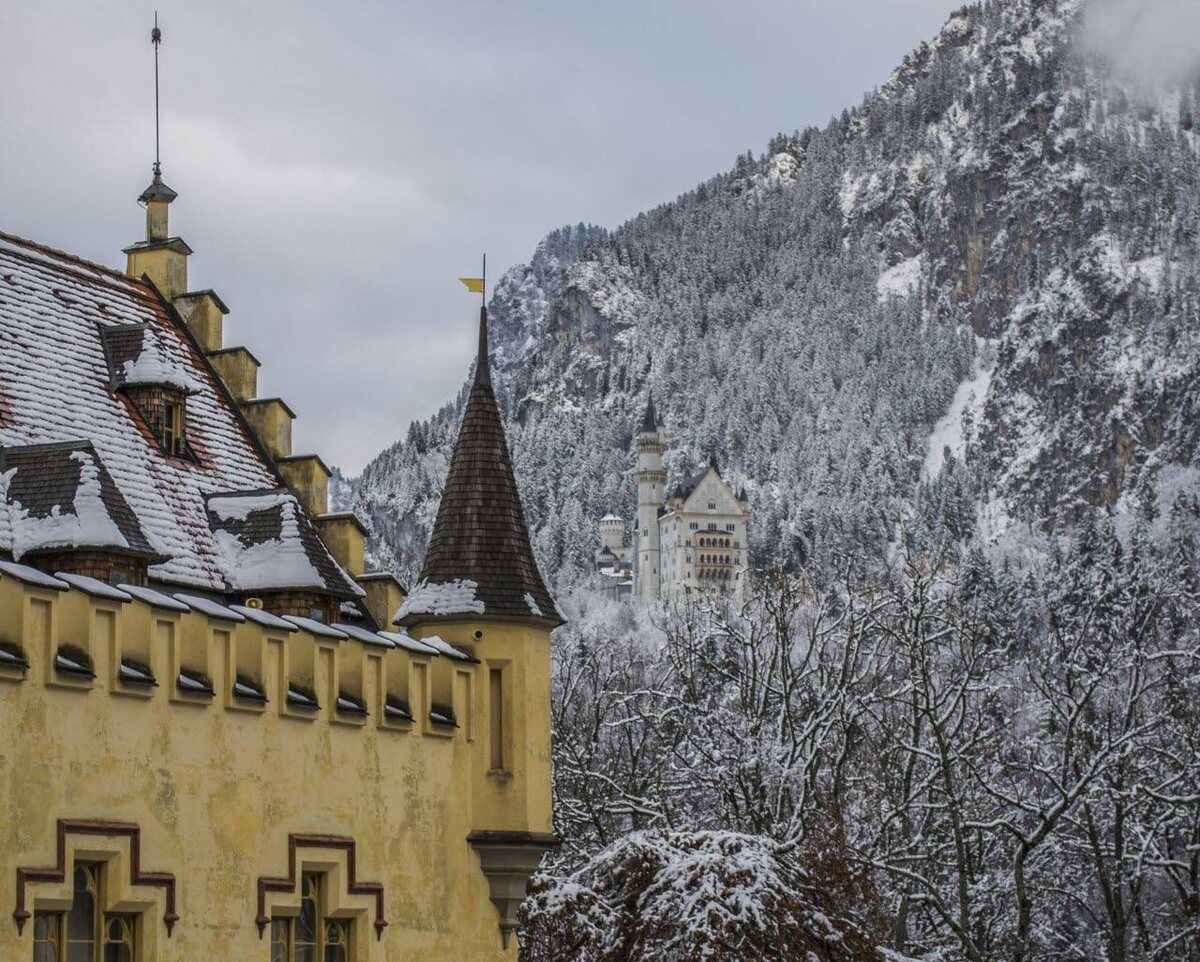 Вид на Нойшванштайн из замка Хоэншвангау