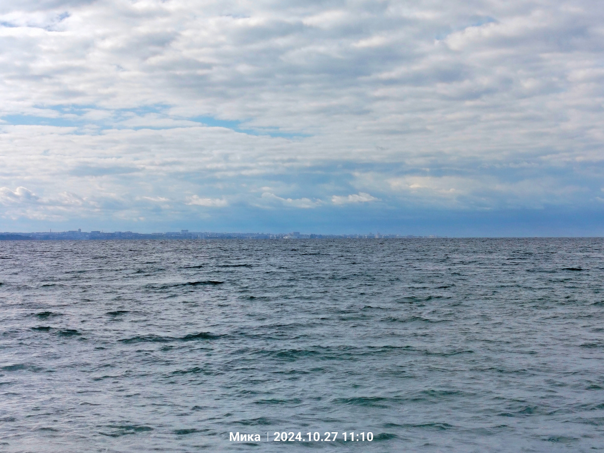 Море, небо, а между ними в полоске горизонта виден город Севастополь. Заметили? 