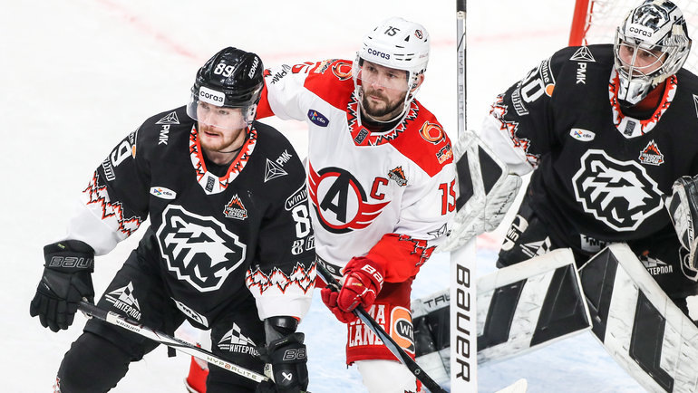    Илья Карпухин (№ 89) и Анатолий Голышев (№ 15) в матче КХЛ «Трактор» — «Автомобилист» (3:4). 28 октября 2024.ХК «Трактор»