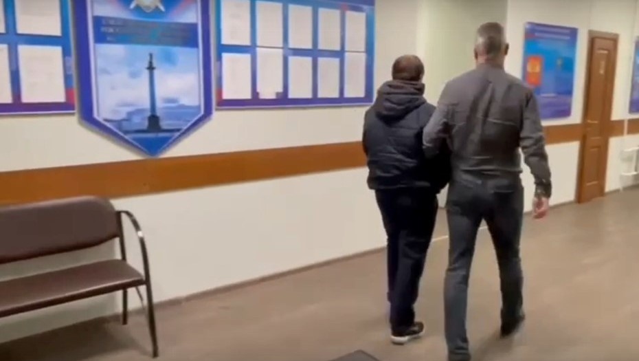    35-летний уроженец Петрозаводска (слева), задержанный по подозрению в поджоге мужчины у одного из домов на Лиговском проспекте в Петербурге, октябрь 2024 года. Автор фото: Пресс-служба ГСУ СК РФ по Петербургу