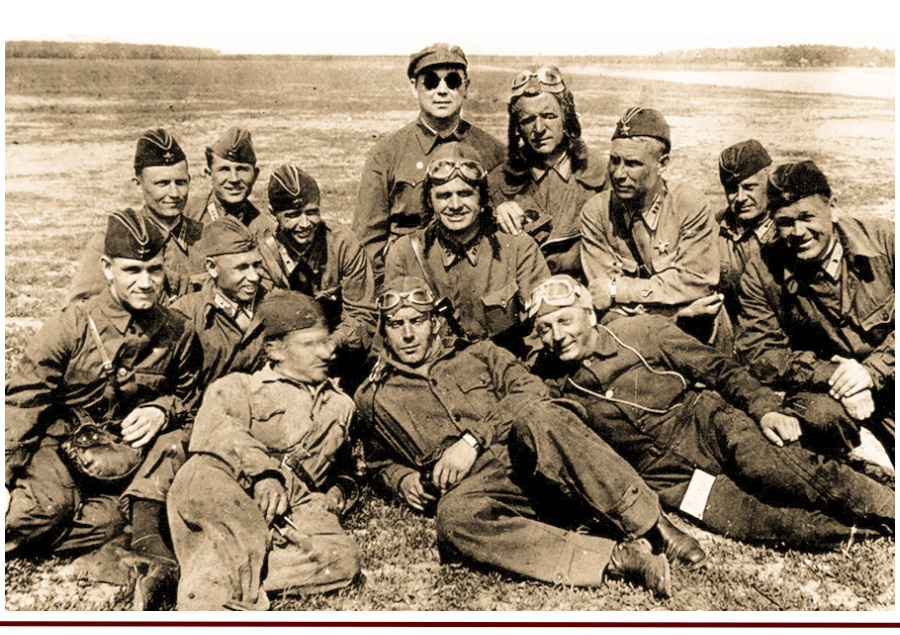 Лётчик-испытатель НИИ ВВС Степан Павлович Супрун (сидит в лётном шлеме в центре) среди товарищей 