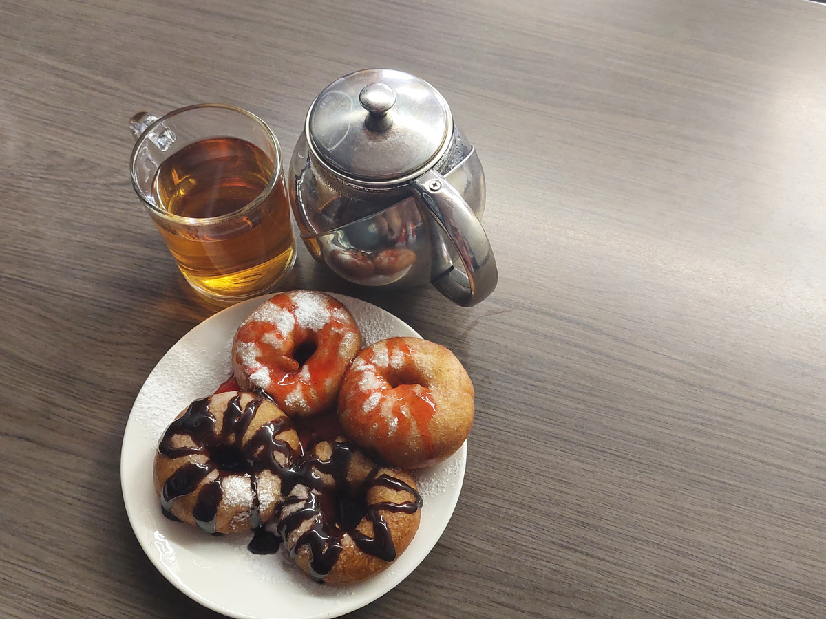 Я пробовала пышки с шоколадным и клубничным сиропами.