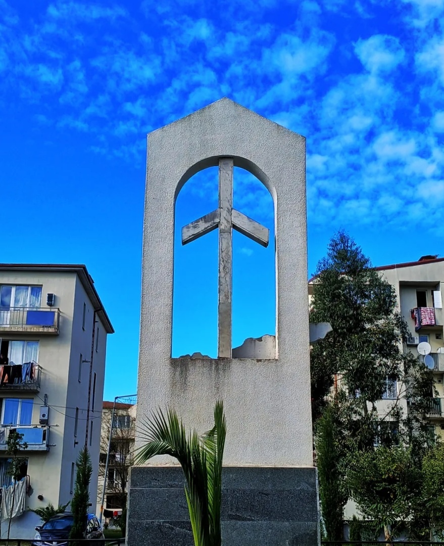 Монумент в нашем районе. Грузия