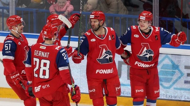    Александр Радулов (№47) с напарниками по «Локомотиву» в матче с минским «Динамо».ХК «Локомотив»