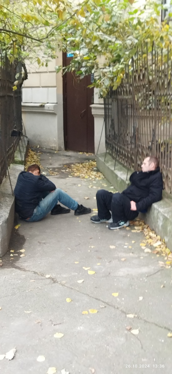 Шел пару дней назад из спортзала, а тут эти двое у входа в дом валяются. Без рюкзаков. Я еще подумал что если они так упахались в тренажерке то немудрено что и рюкзаки там позабыли 🤣😁. Пришел домой, показал фото жене, она тоже сострила про перетренированность. Типа "твои кореша, из зала"?