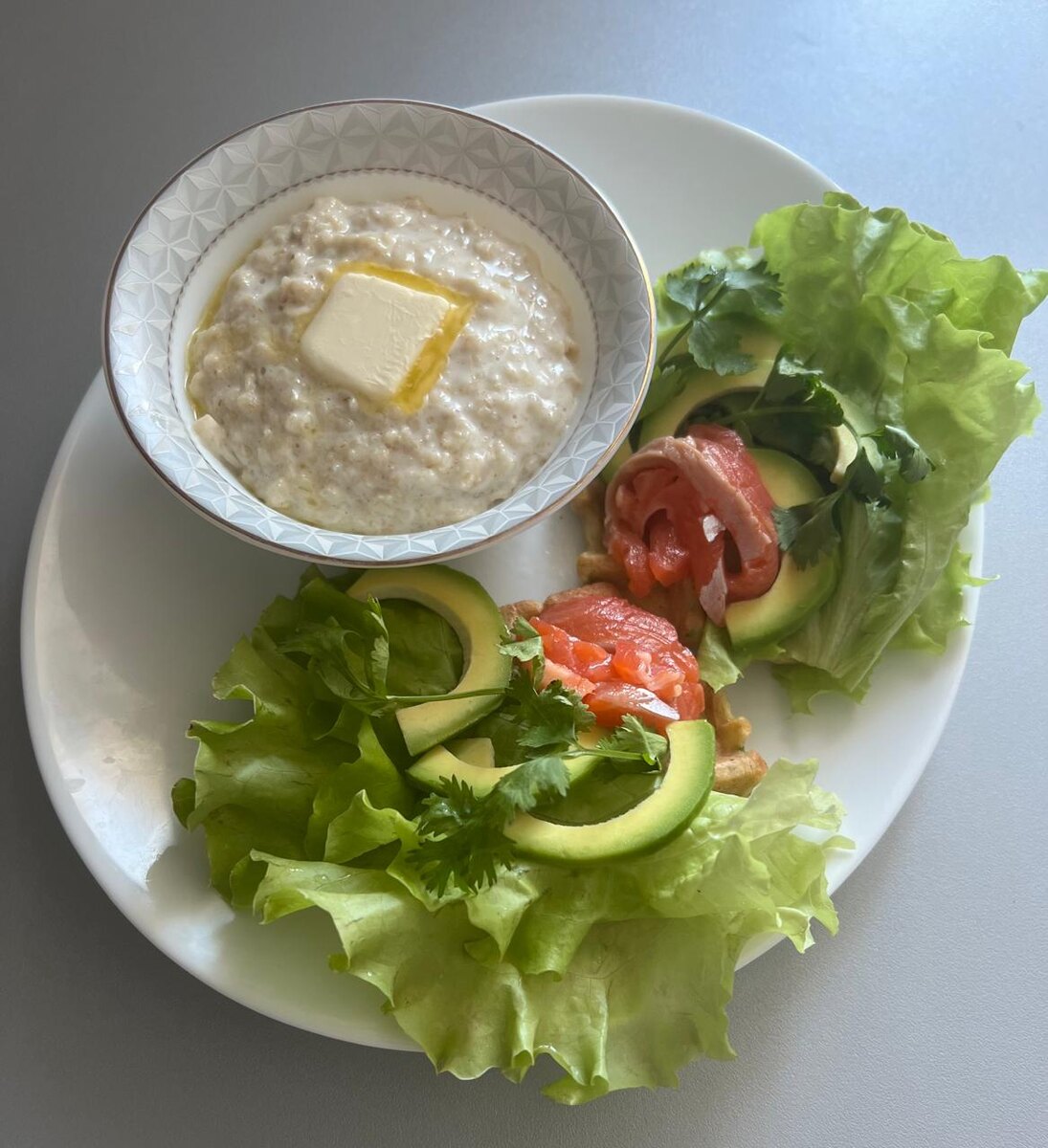 Каша геркулесовая с маслом. Вафли из кабачка с авокадо, соабосоленой форелью и листовым салатом.