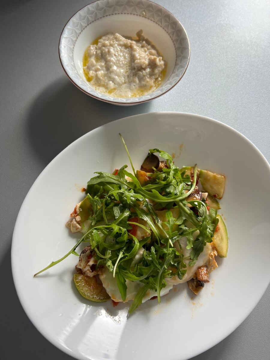 Каша геркулесовая с маслом. Яичница с кабачками, грибами и рукколой.