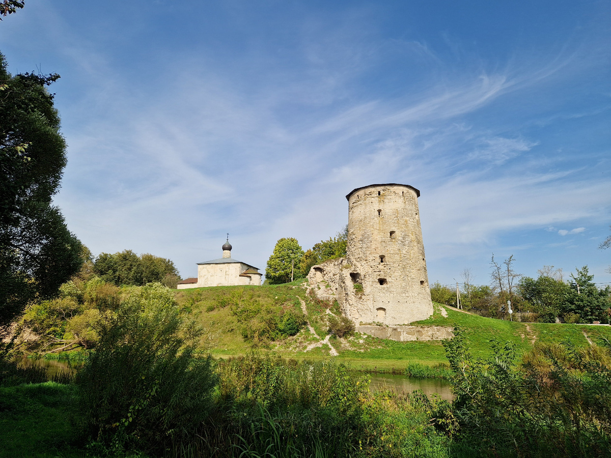 Гремячая башня и церковь Косьмы и Дамиана с Гремячей горы.