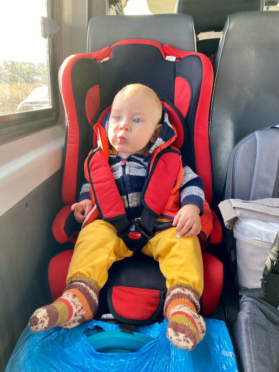 Это Тим в автокресле трансфера в первое наше авиапутешествие.