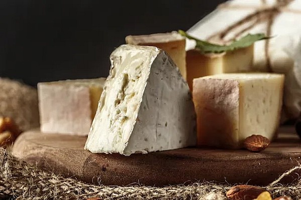 Источник: https://img.freepik.com/premium-photo/cheese-wooden-table_93675-21102.jpg?w=996
