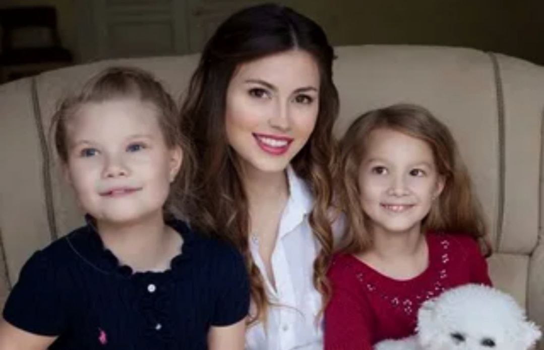 на фото Ольга Ушакова с дочерьми