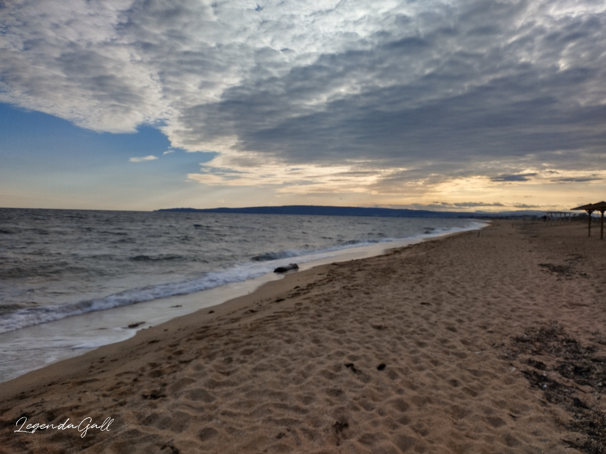 И солнце как назло, спряталось 