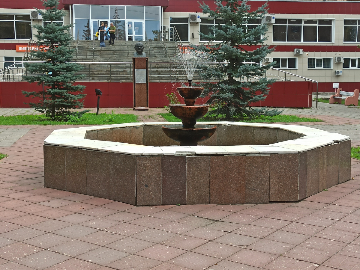 Фонтанчик, конечно, не мешало бы подремонтировать, но журчит уютненько)