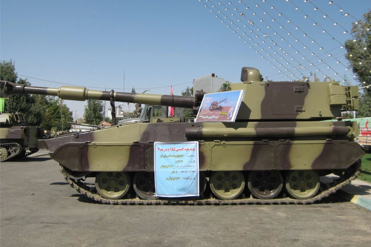 Последнее поколение 155-мм гусеничной самоходной гаубицы Ирана RAAD-2M. Фото: ИРНА