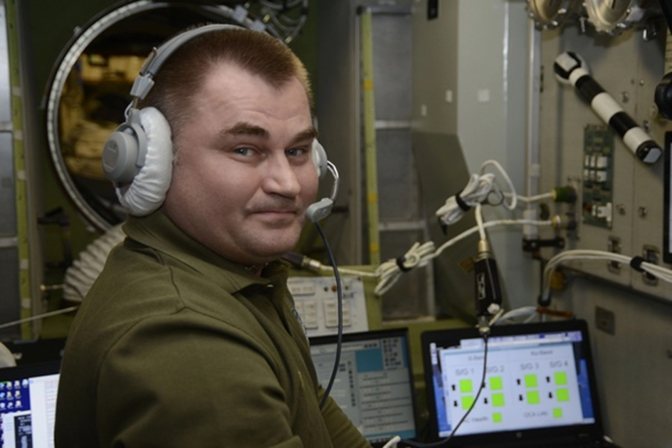 Алексей Овчинин контролирует работу систем на центральном посту СМ «Звезда». Фото: Роскосмос