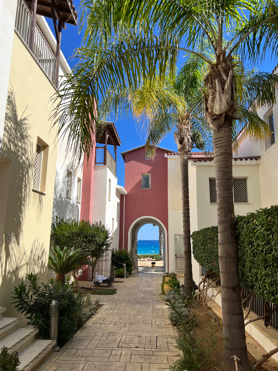 Внутри отель выглядел довольно симпатично, напоминая какие-то европейские домики за счет этой красной серединки в зданиях