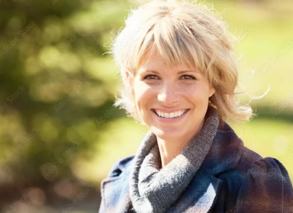 Глаза это зеркало души. Улыбка дарит нам счастье. Не наоборот. Она заставляет светиться нашу душу и этот свет отражается в наших глазах.