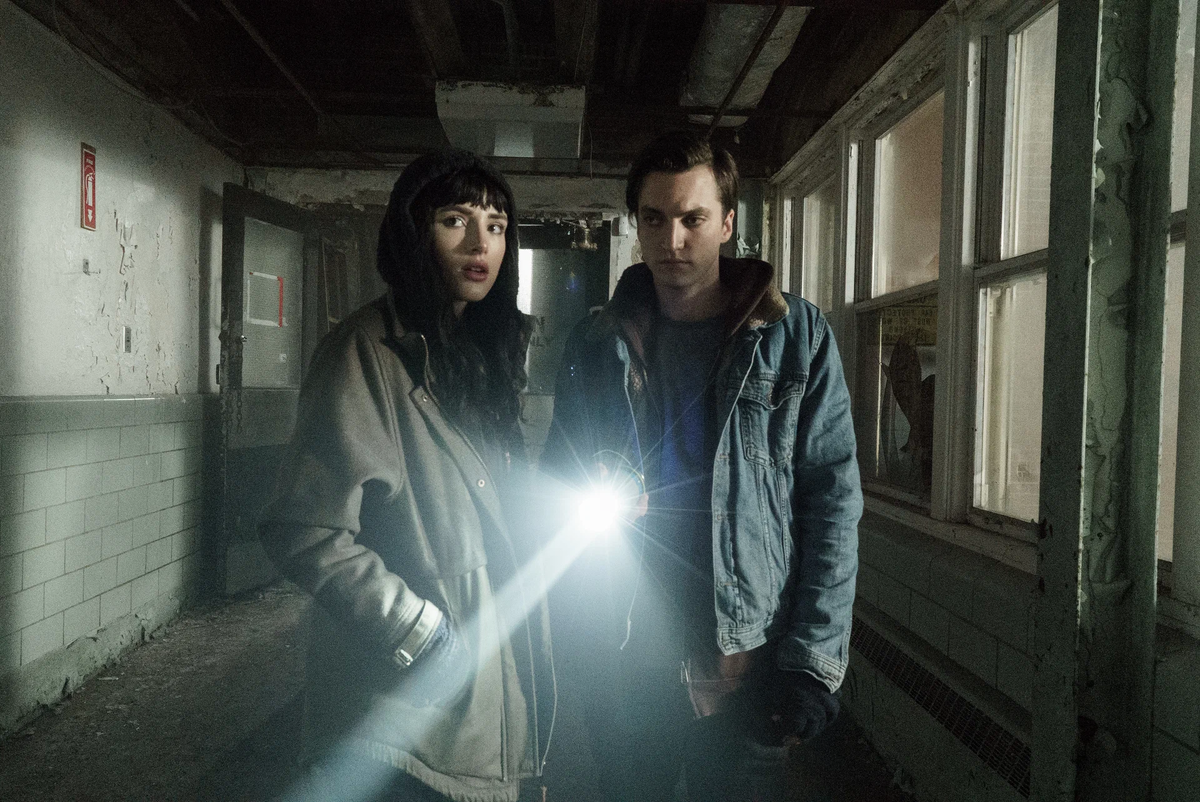 Парень мега загадочный, такой явно на свидание в заброшки поведет.