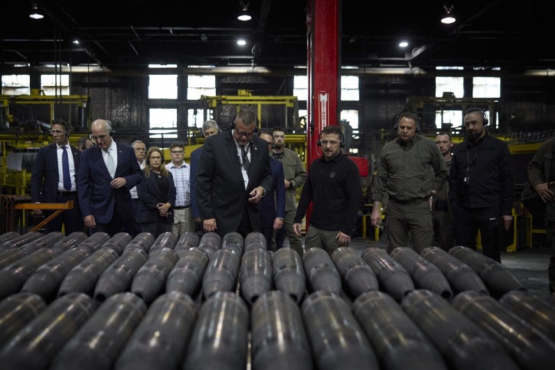    Зеленский на "смотринах" американских боеприпасов. Фото: Presidential Office of Ukraine/Global Look Press