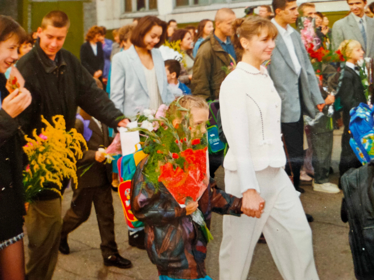 Все фотографии с 1 сентября такие. Помню даже букет не хотела отдавать, чтобы было чем закрываться