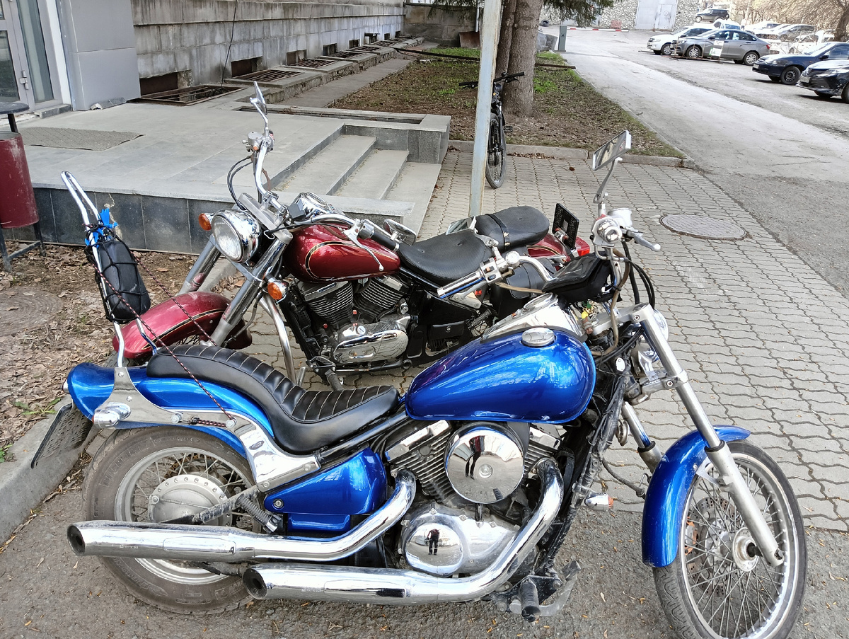 Один мотоциклист сел и поехал, а второй будет выталкивать байк ногами