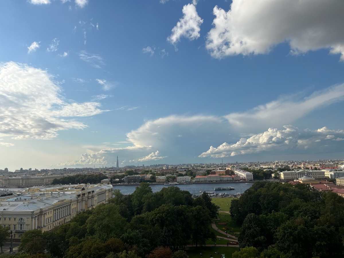 Вид на Санкт-Петербург с колоннады Исаакиевского собора. Фото автора.