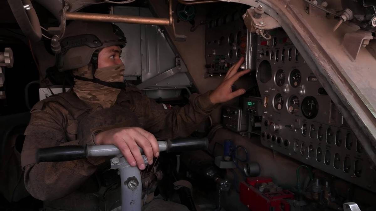    Механик-водитель экипажа зенитного ракетного комплекса «Бук» с позывным «Оскола» из Южной группировки войск проверяет приборную панель перед боевым заданием / Фото: Марат Чернышов