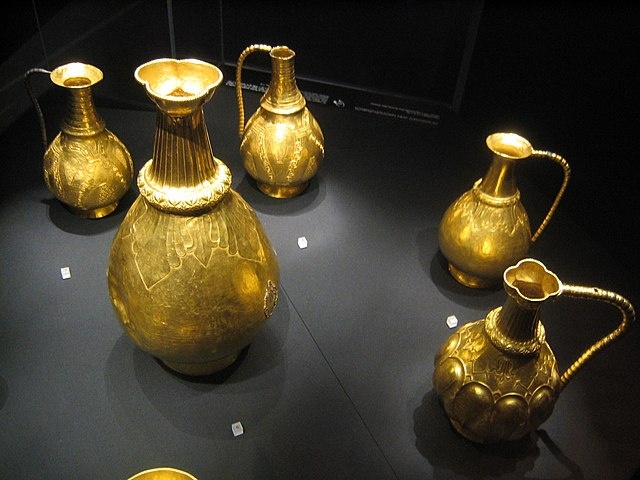 Некоторые из золотых сосудов V—VIII вв. Надьсентмиклошского клада. Фото из свободных источников в Интернете.