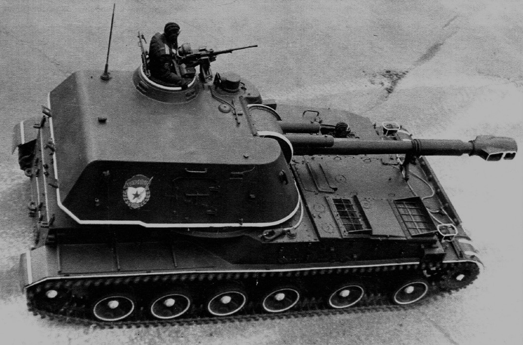 2С3М на параде в Москве 7 ноября 1986 года. Антенный ввод перенесен на крышу башни; в кормовой стенке башни отсутствуют люки доступа к БК.