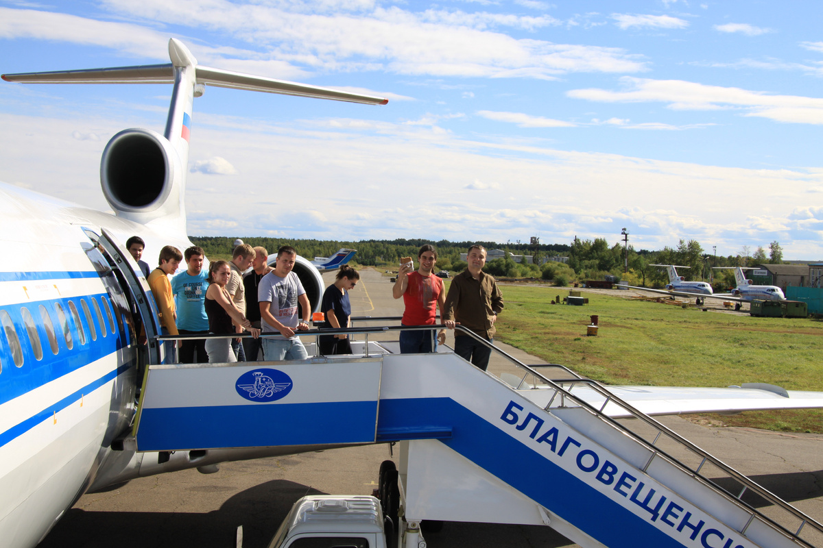 Участники ансамбля и тот самый Ту-154